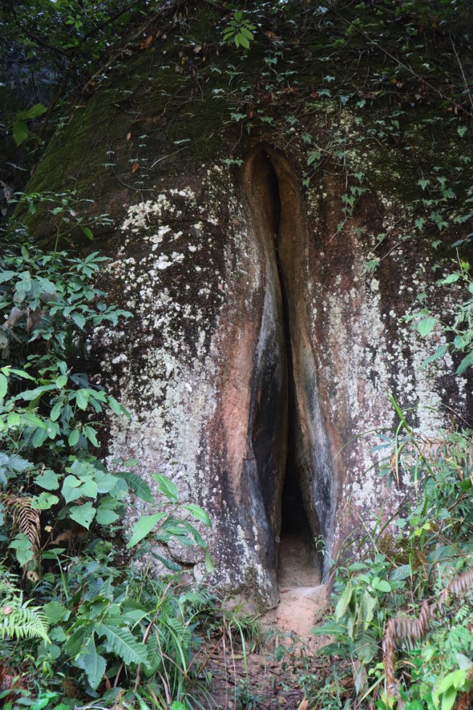 広東省・丹霞山の写真　朝日に輝き雲海に浮かぶ岩峰3-4