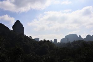 広東省・丹霞山の写真　朝日に輝き雲海に浮かぶ岩峰3-7