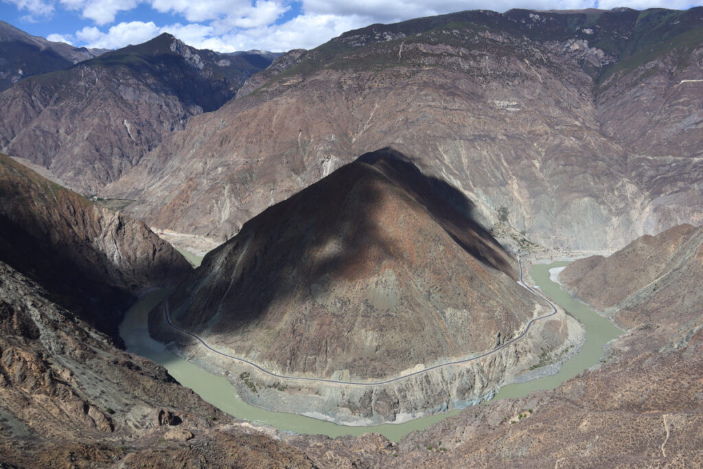 雲南省・金沙江、梅里雪山の写真 長江上流と幸せを呼ぶ山2-1