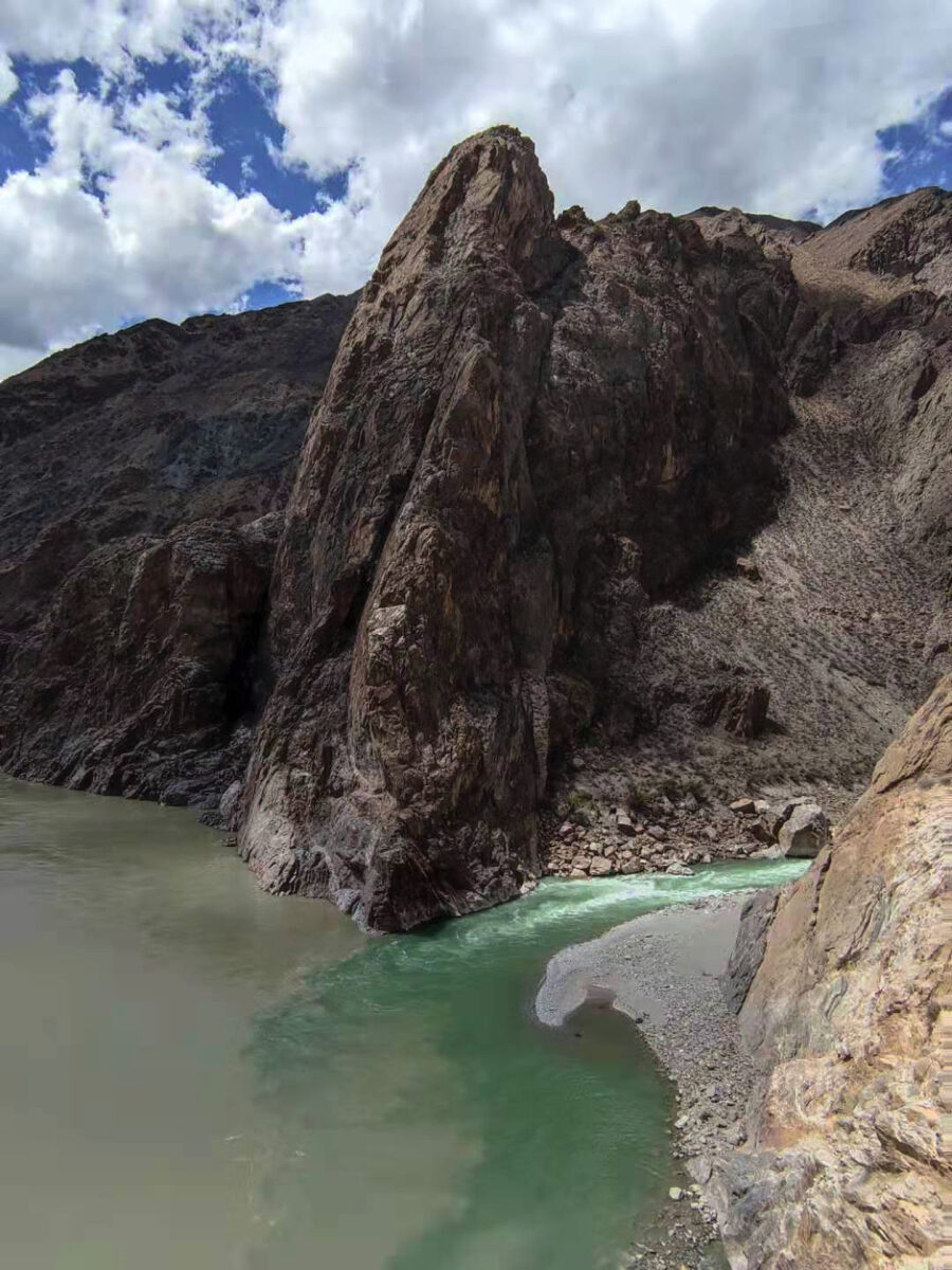 雲南省・金沙江、梅里雪山の写真 長江上流と幸せを呼ぶ山2-2
