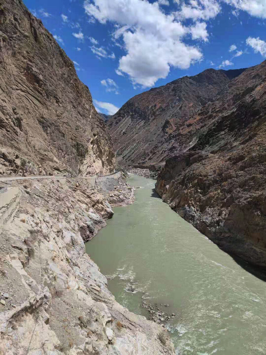 雲南省・金沙江、梅里雪山の写真 長江上流と幸せを呼ぶ山2-3