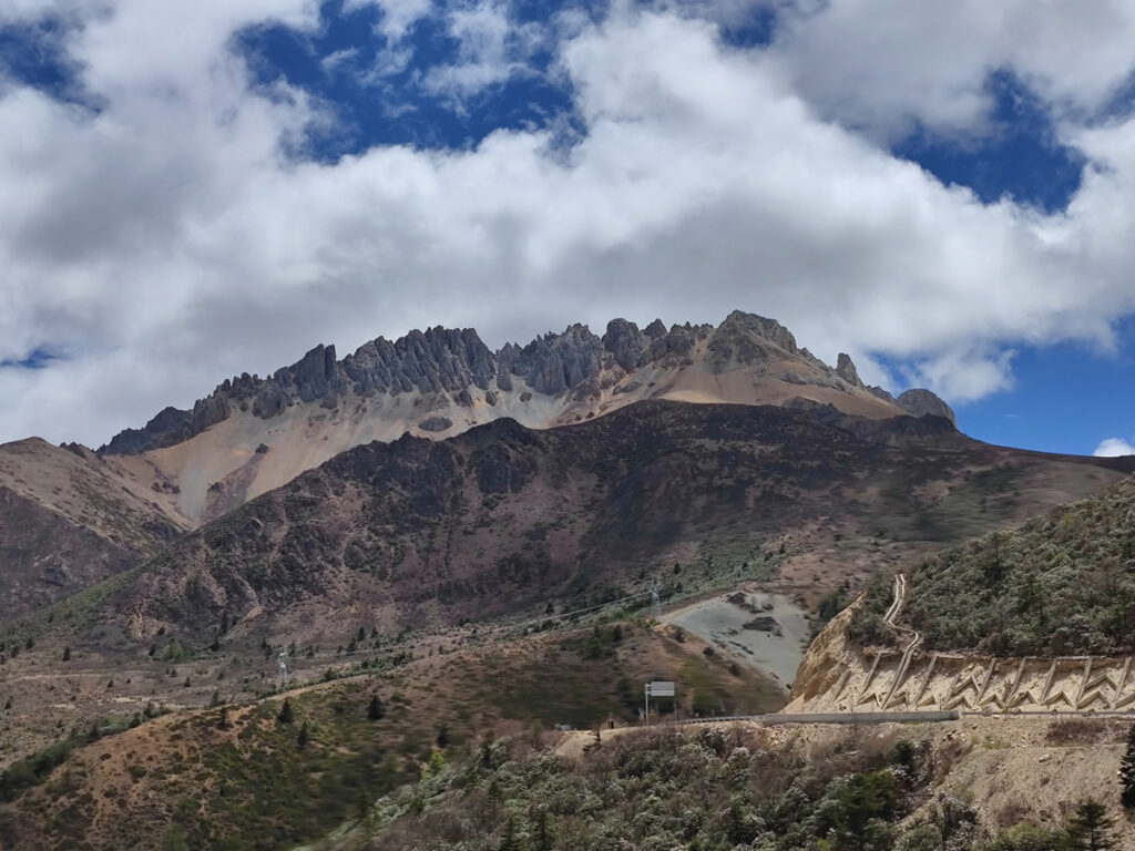 雲南省・金沙江、梅里雪山の写真 長江上流と幸せを呼ぶ山2-5
