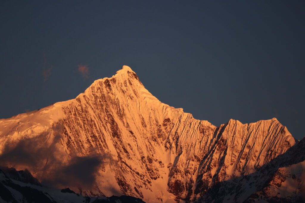 雲南省・金沙江、梅里雪山の写真　長江上流と幸せを呼ぶ山3-1