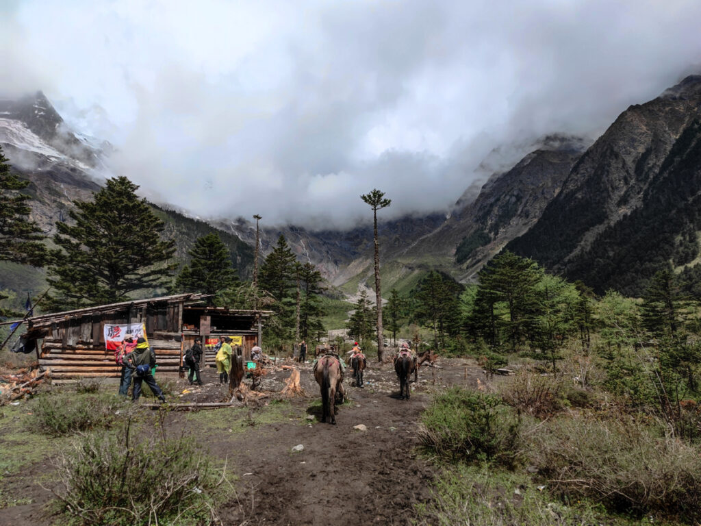 雲南省・雨崩、冰湖、神瀑、神湖の写真　神の村トレッキング3-1