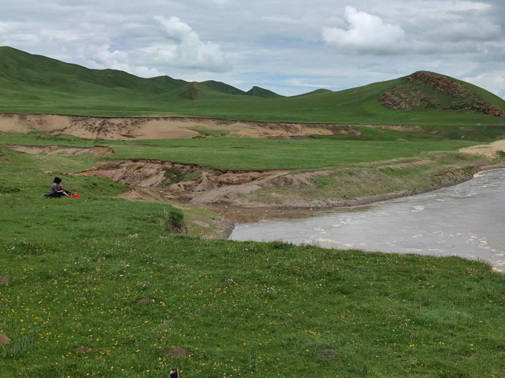 甘粛省・国道345号と黄河の写真　母なる黄河を渡り国道345号を行く4-2