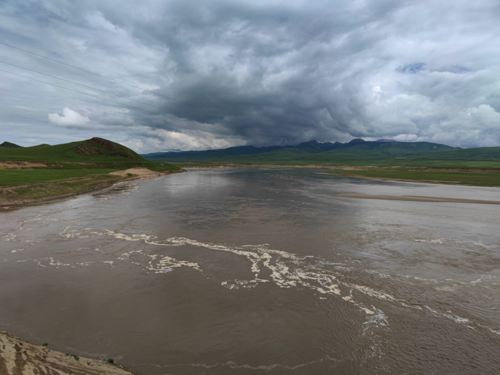甘粛省・国道345号と黄河の写真　母なる黄河を渡り国道345号を行く4-3