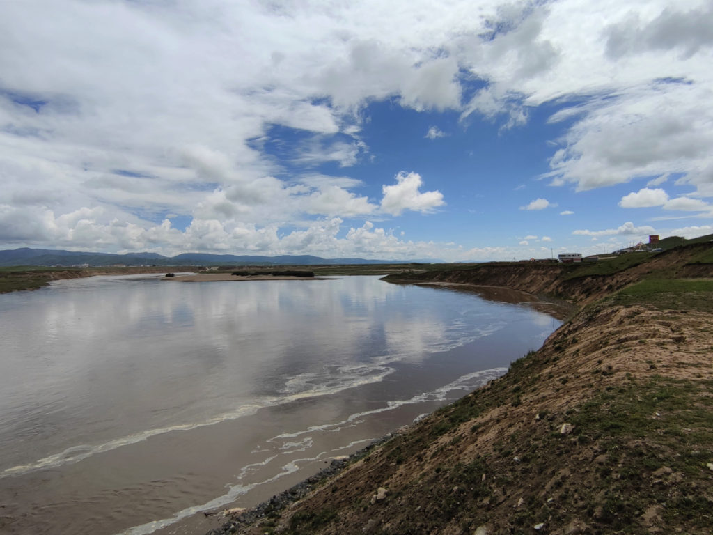 甘粛省・国道345号と黄河の写真　母なる黄河を渡り国道345号を行く4-4