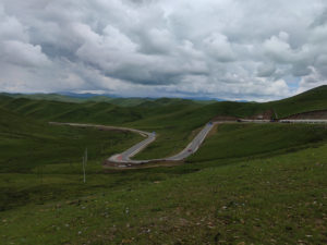 甘粛省・国道345号と黄河の写真　母なる黄河を渡り国道345号を行く5-7