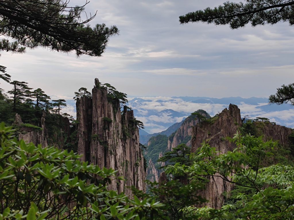 安徽省・黄山の写真　“天井図画”の奇岩の地-1