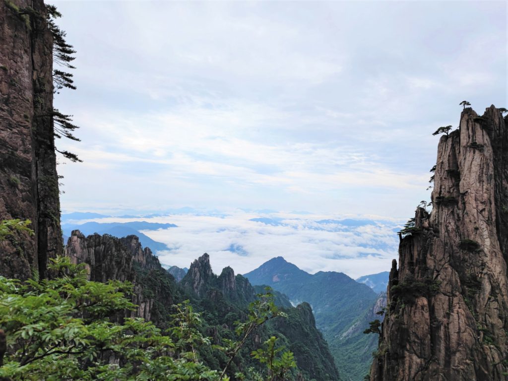 安徽省・黄山の写真　“天井図画”の奇岩の地-3