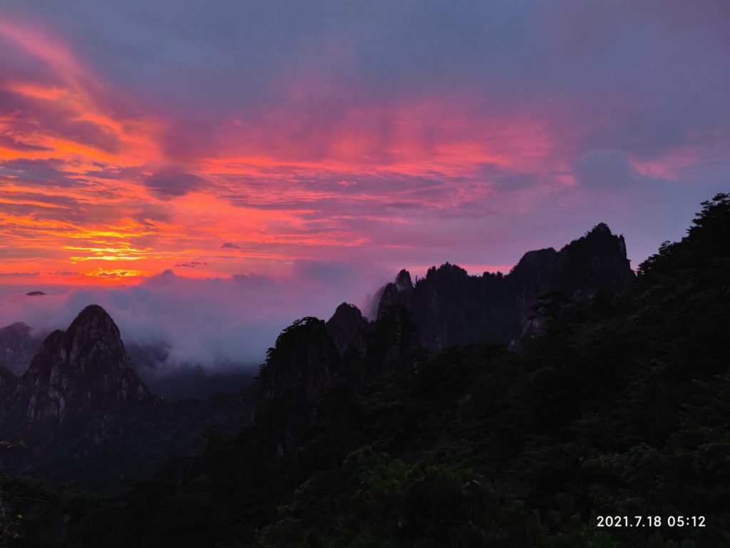 安徽省・黄山の写真　“天井図画”の奇岩の地2-2