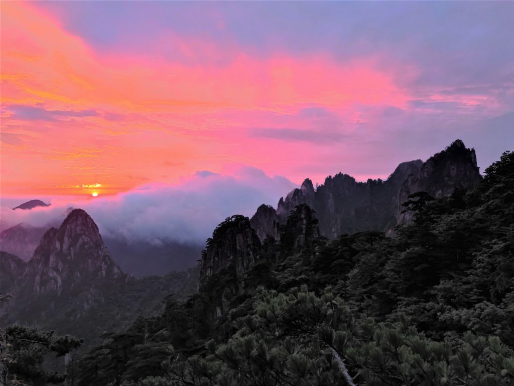 安徽省・黄山の写真　“天井図画”の奇岩の地2-3