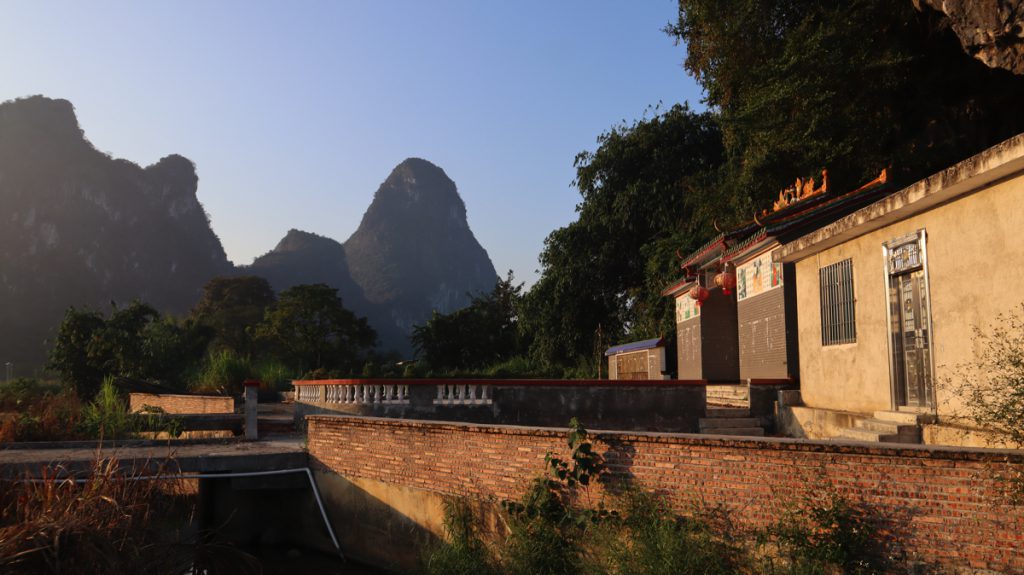 広東省・の写真　自然の天窓から見える青空2-1