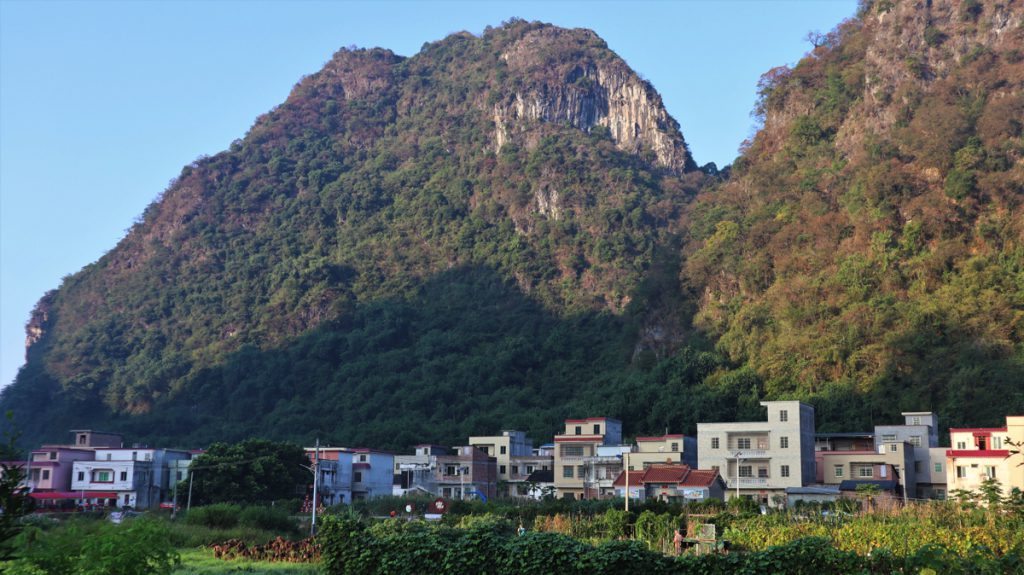 広東省・の写真　自然の天窓から見える青空2-3