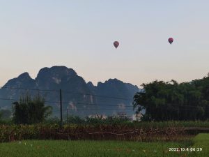 広東省・の写真　自然の天窓から見える青空2-6
