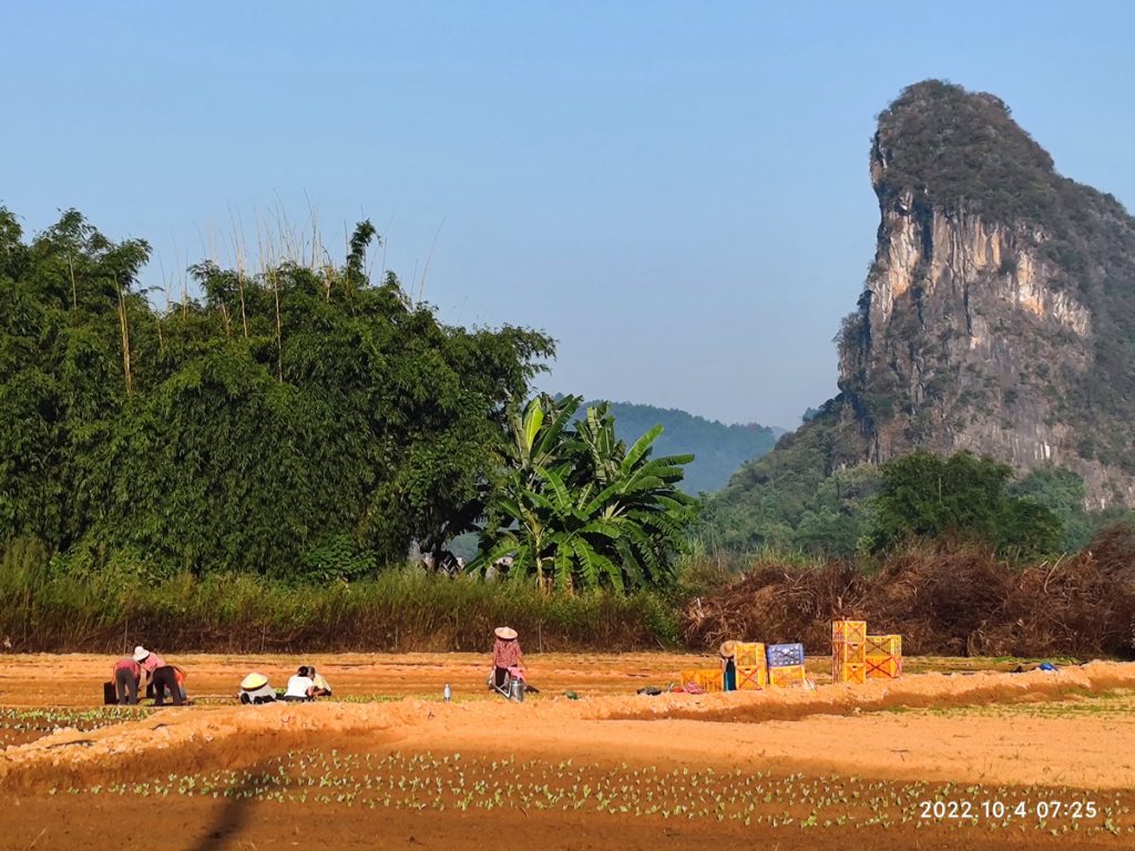 広東省・の写真　自然の天窓から見える青空3-1