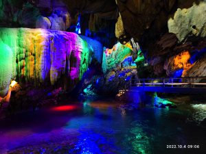 広東省・の写真　自然の天窓から見える青空3-10