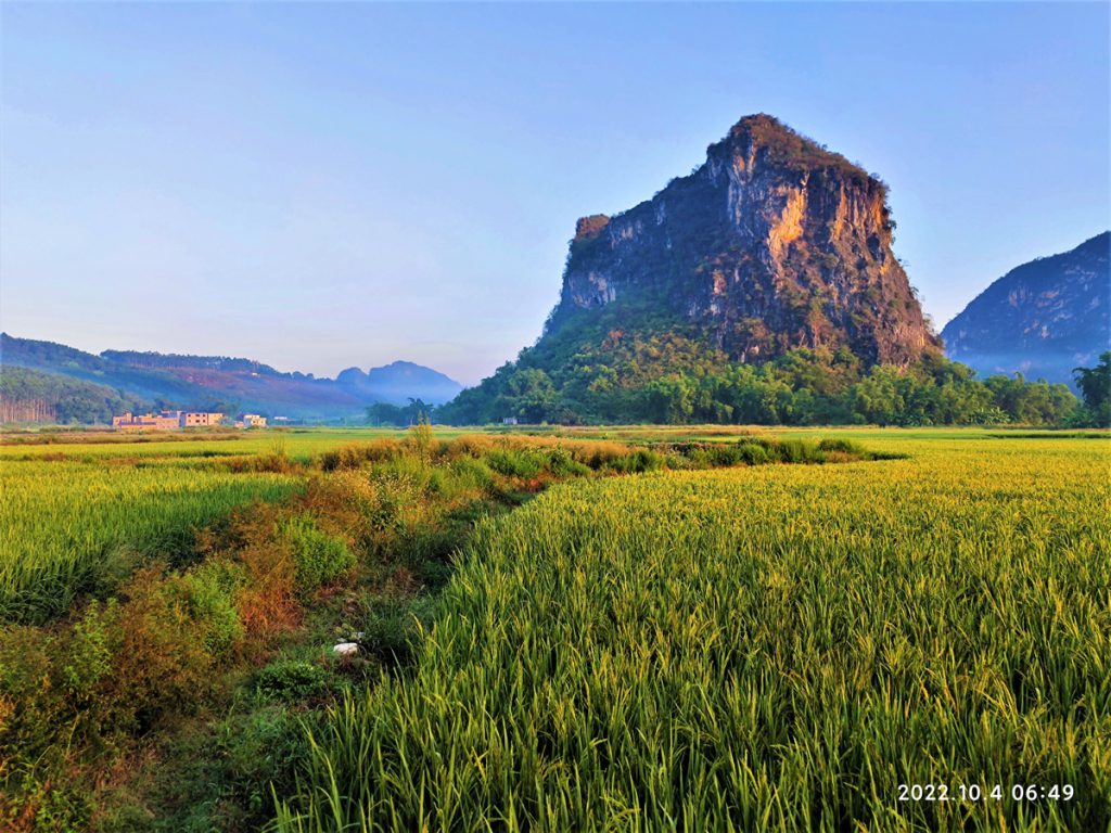 広東省・の写真　自然の天窓から見える青空3-2