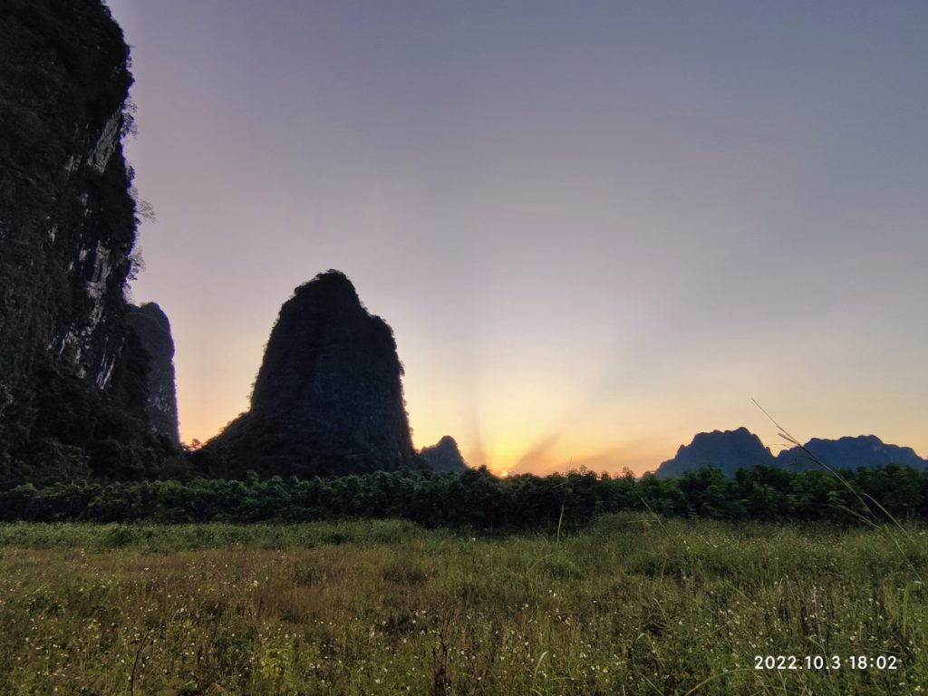 広東省・の写真　自然の天窓から見える青空3-3