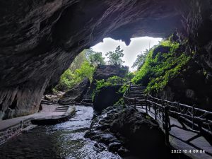 広東省・の写真　自然の天窓から見える青空3-8