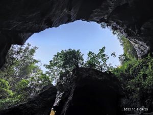 広東省・の写真　自然の天窓から見える青空3-9