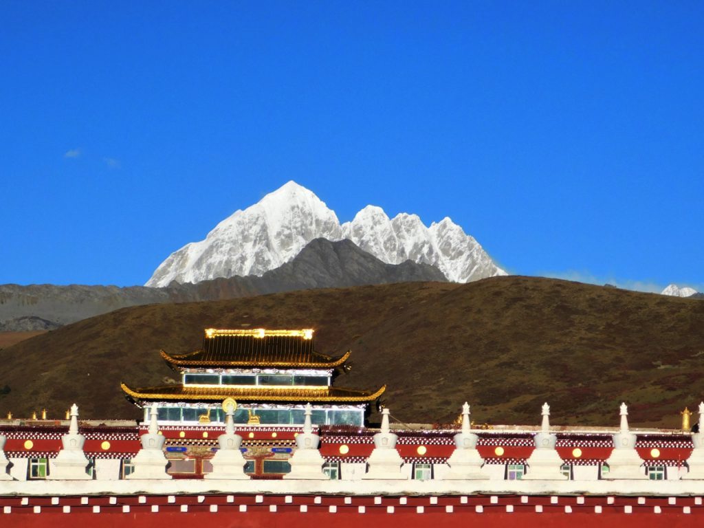 四川省・木雅大寺、塔公草原の写真　雅拉雪山を守る木雅大寺2-1