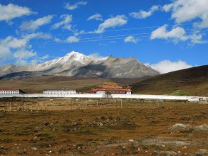 四川省・木雅大寺、塔公草原の写真　雅拉雪山を守る木雅大寺2-10