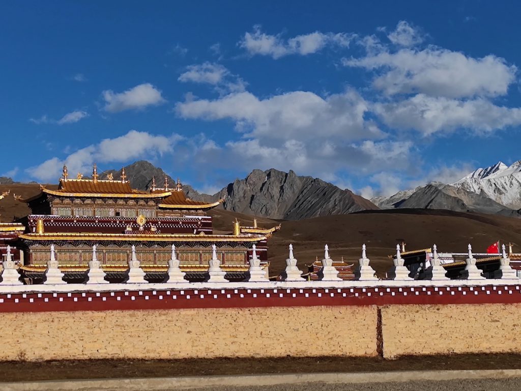 四川省・木雅大寺、塔公草原の写真　雅拉雪山を守る木雅大寺2-2