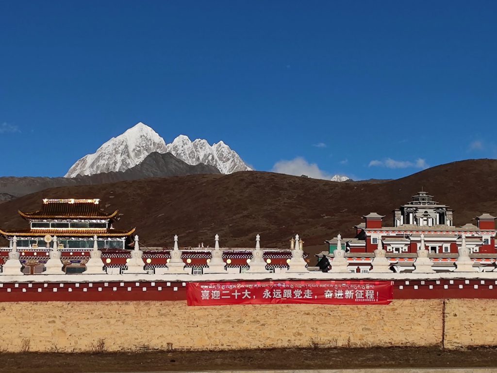 四川省・木雅大寺、塔公草原の写真　雅拉雪山を守る木雅大寺2-3