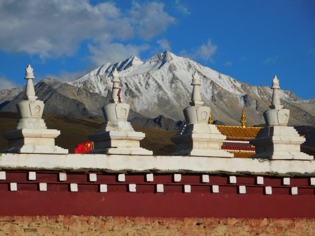 四川省・木雅大寺、塔公草原の写真　雅拉雪山を守る木雅大寺2-4