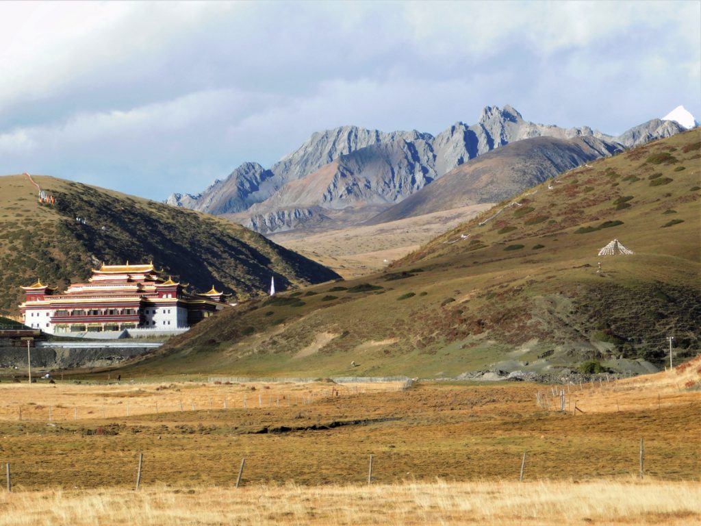 四川省・木雅大寺、塔公草原の写真　雅拉雪山を守る木雅大寺2-5
