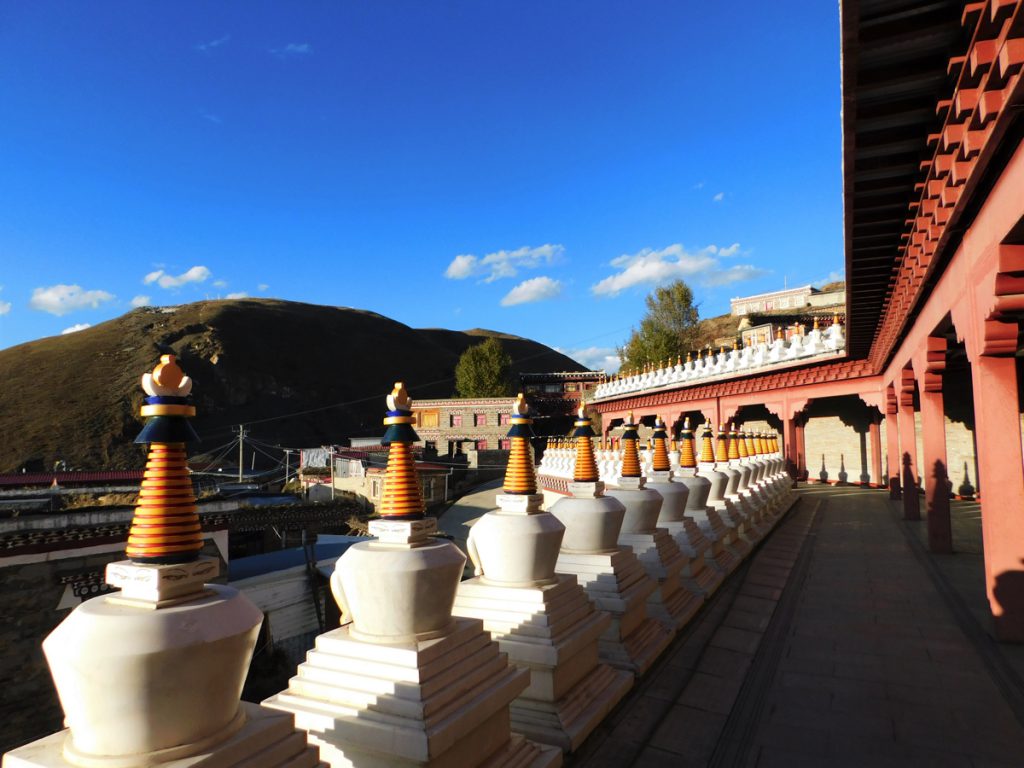四川省・木雅大寺、塔公草原の写真 雅拉雪山を守る木雅大寺3-1