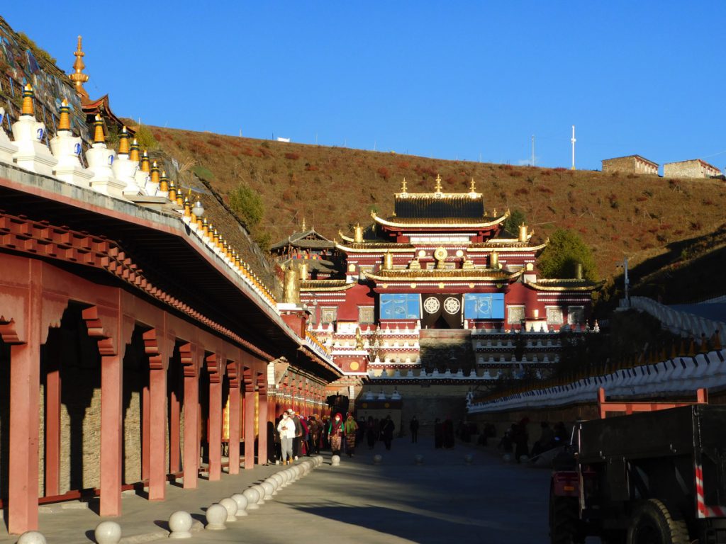 四川省・木雅大寺、塔公草原の写真 雅拉雪山を守る木雅大寺3-2