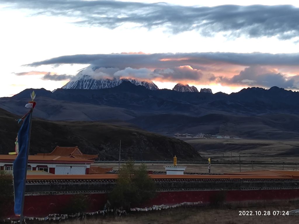 四川省・木雅大寺、塔公草原の写真　雅拉雪山を守る木雅大寺4-2