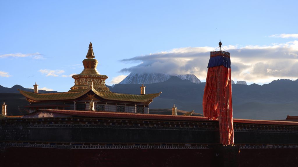 四川省・木雅大寺、塔公草原の写真　雅拉雪山を守る木雅大寺4-3