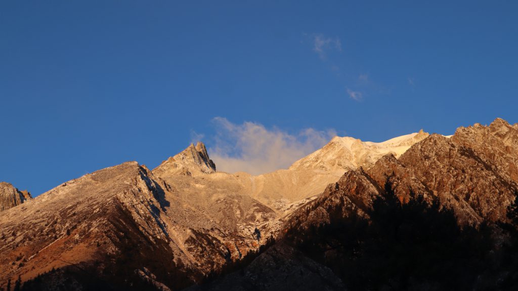 四川省・の写真　神山を仰ぎ格聶（グニエ）南綫を行く3-1