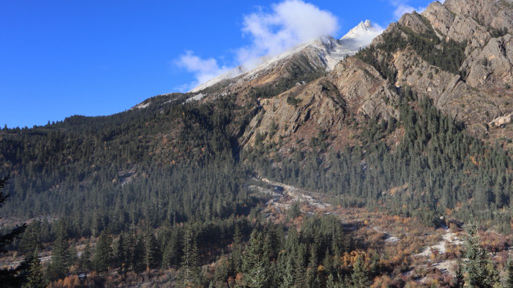 四川省・の写真　神山を仰ぎ格聶（グニエ）南綫を行く3-2