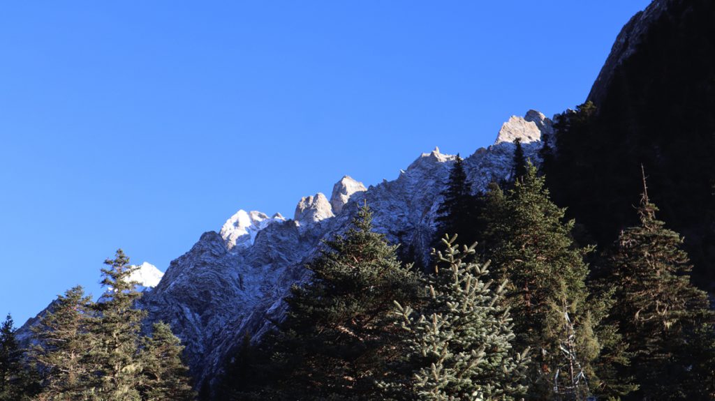 四川省・の写真　神山を仰ぎ格聶（グニエ）南綫を行く3-3