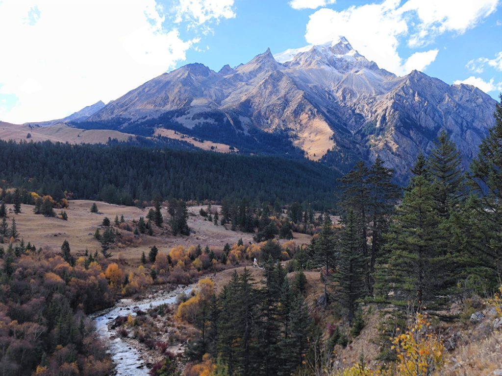 四川省・の写真　神山を仰ぎ格聶（グニエ）南綫を行く3-5