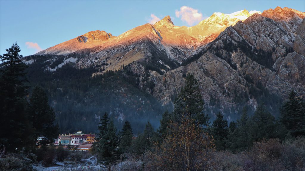 四川省・の写真　神山を仰ぎ格聶（グニエ）南綫を行く4-1