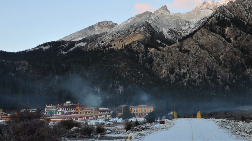 四川省・の写真　神山を仰ぎ格聶（グニエ）南綫を行く4-2