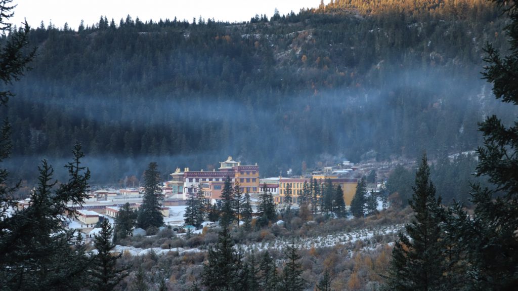 四川省・の写真　神山を仰ぎ格聶（グニエ）南綫を行く4-4