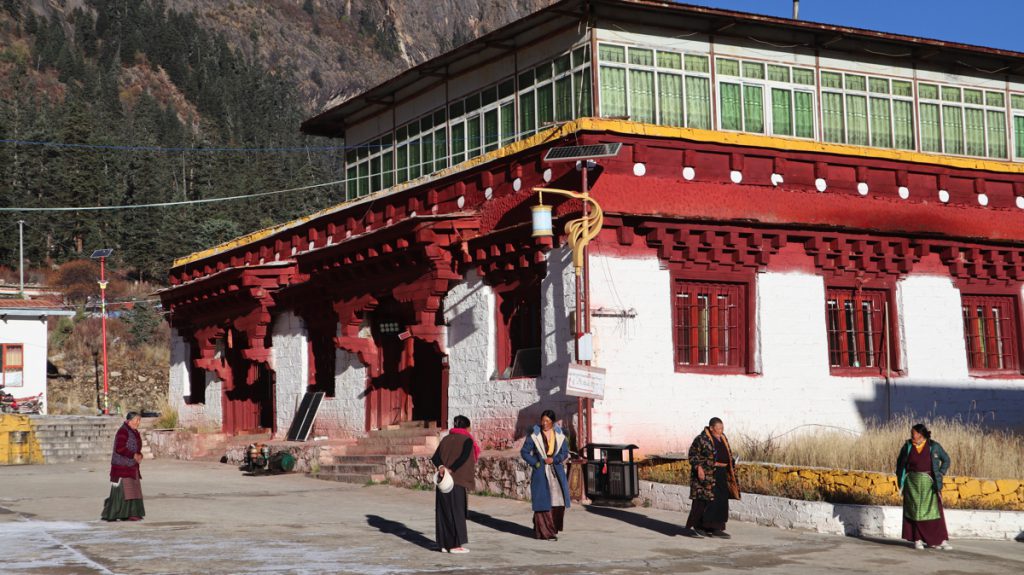 四川省・の写真　神山を仰ぎ格聶（グニエ）南綫を行く4-5