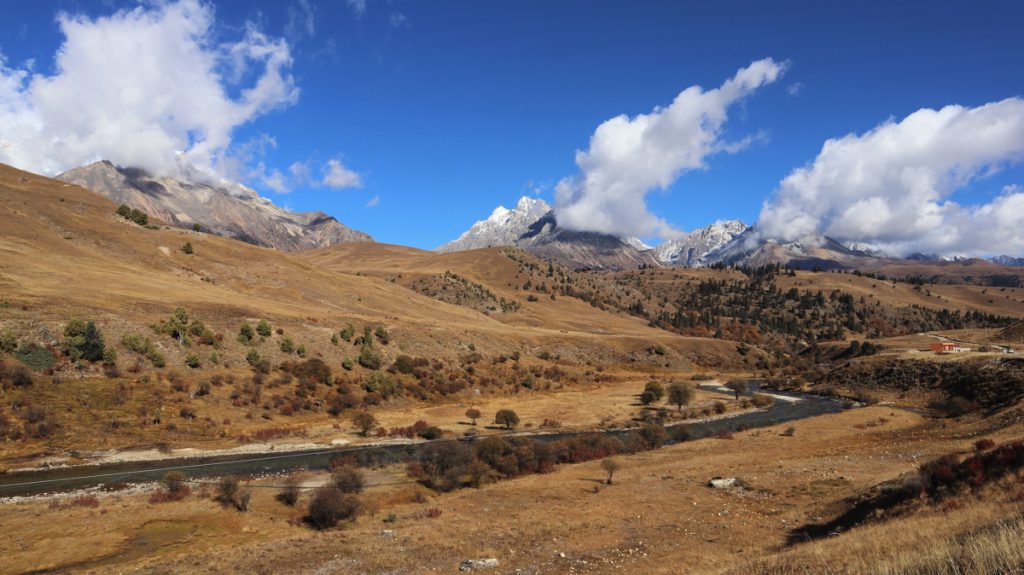 四川省・の写真　神山を仰ぎ格聶（グニエ）南綫を行く5-3