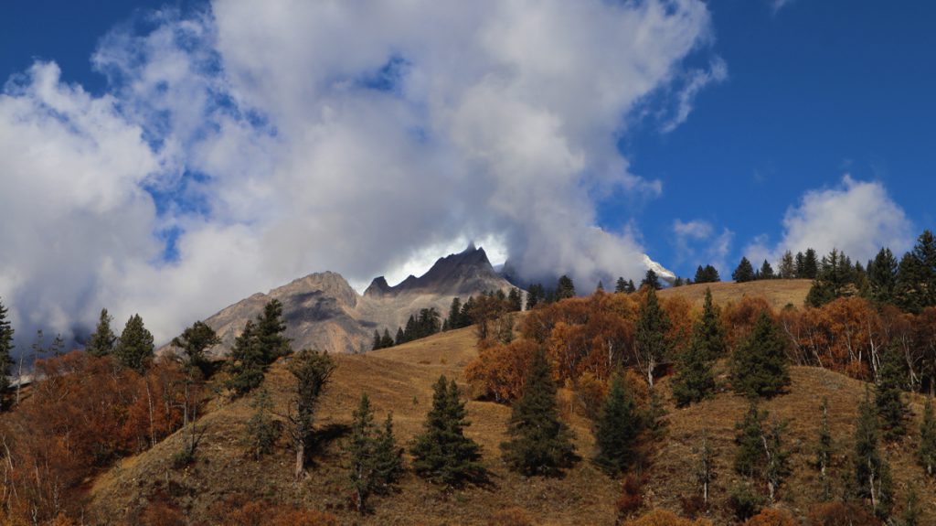 四川省・の写真　神山を仰ぎ格聶（グニエ）南綫を行く5-4