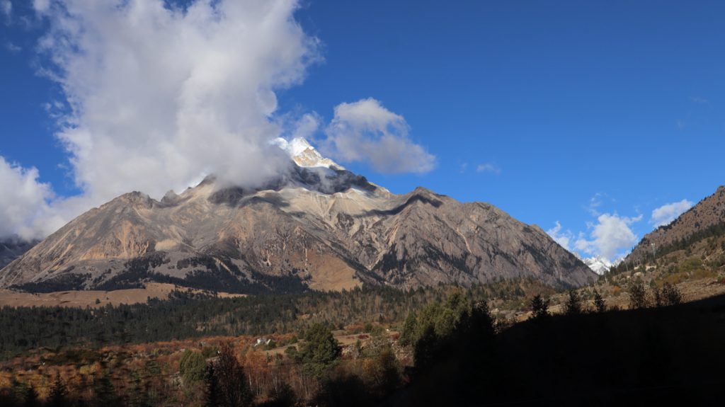 四川省・の写真　神山を仰ぎ格聶（グニエ）南綫を行く5-5