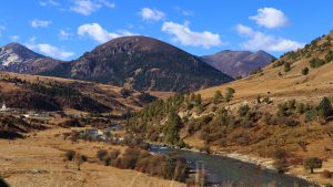 四川省・の写真　神山を仰ぎ格聶（グニエ）南綫を行く5-8