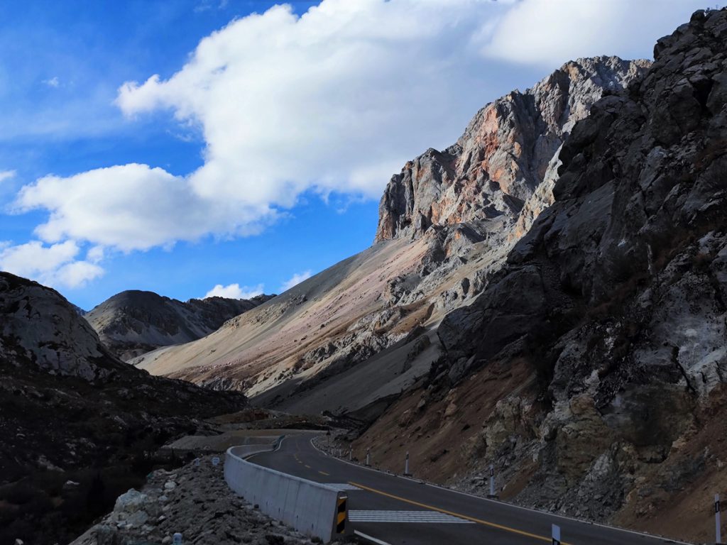 四川省・の写真　海抜5千ｍの扎瓦拉峠を越え巴搪、理塘へ3-5