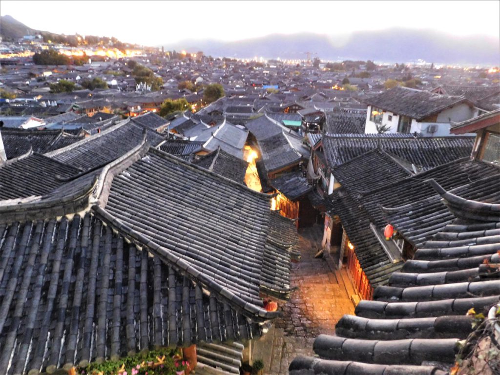 雲南省・玉龍雪山、玉龍雪山と藍月谷、麗江古城の写真　古城と神の雪山3-1