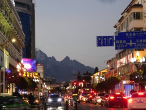 雲南省・玉龍雪山、玉龍雪山と藍月谷、麗江古城の写真　古城と神の雪山3-10